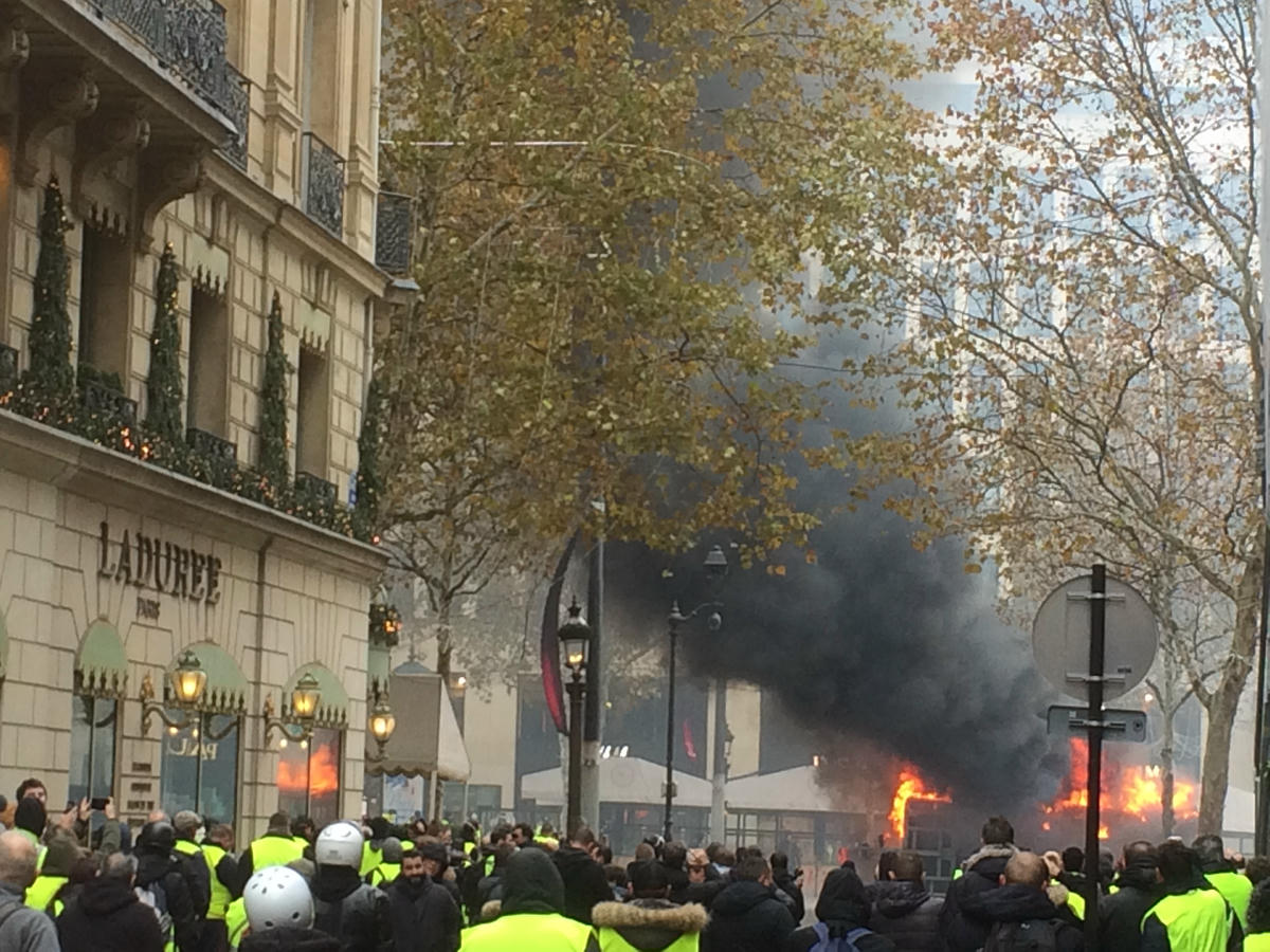 Barikatların ardında, Macron'un karşısında